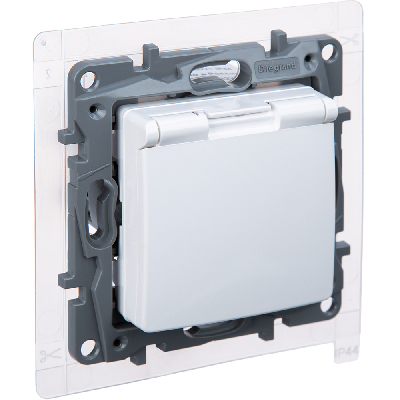 Розетка с заземлением IP44 - Legrand Etika - со шторками с защитной крышкой 16А 250В винтовые зажимы - белая